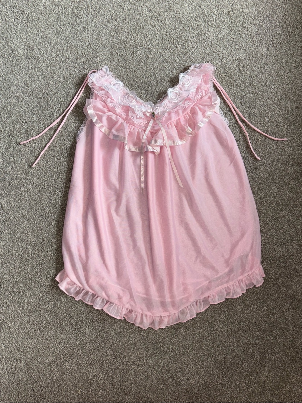 Vintage Pink lingerie nightie with lace detailing and bow 🎀